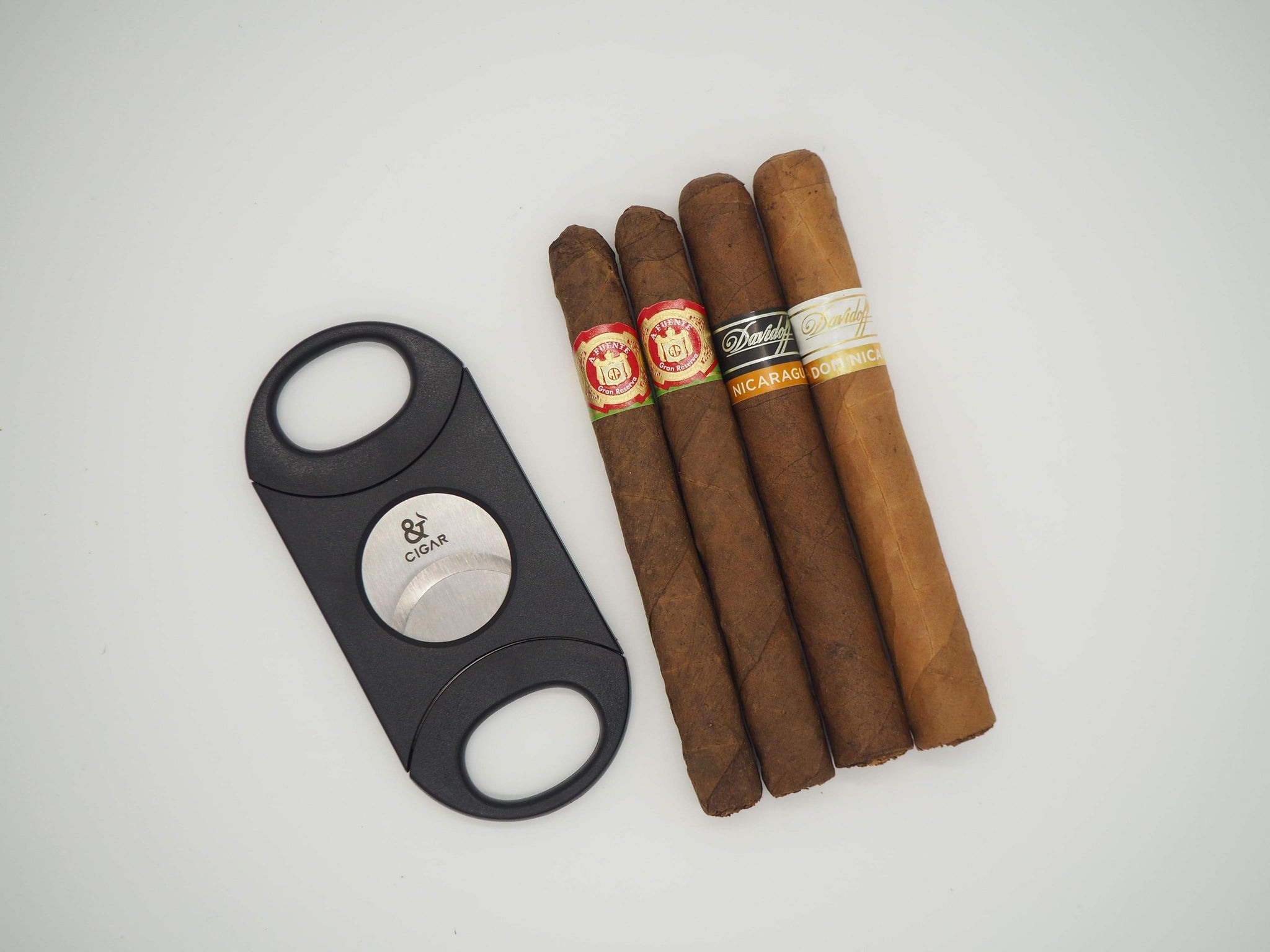 初心者セット 葉巻4本×シガーカッター – &CIGAR